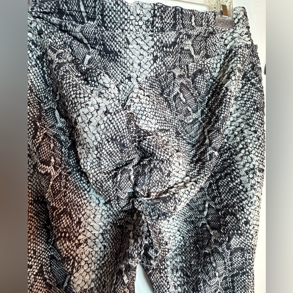 Trendy Snakeskin Booty Scrunching Leggings Size XL - Picture 4 of 7